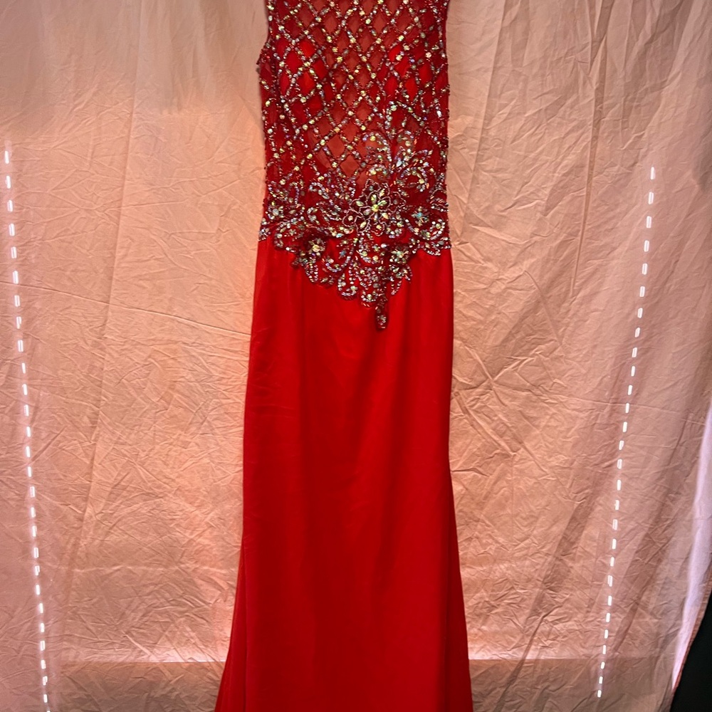 Elegant Red Sleeveless Gown